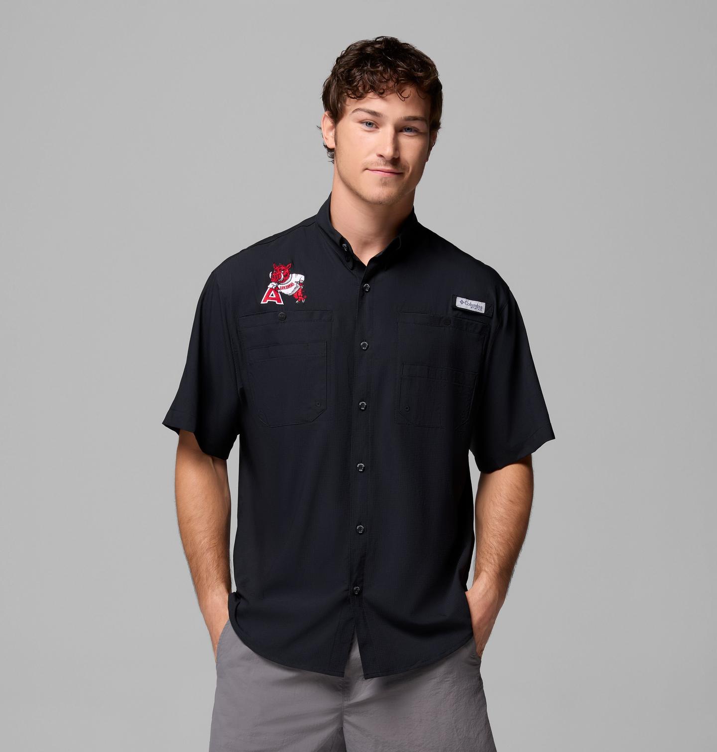 Мужская рубашка Columbia Collegiate PFG Tamiami Short Sleeve Shirt - Arkansas, цвет: Чёрный — фото 1