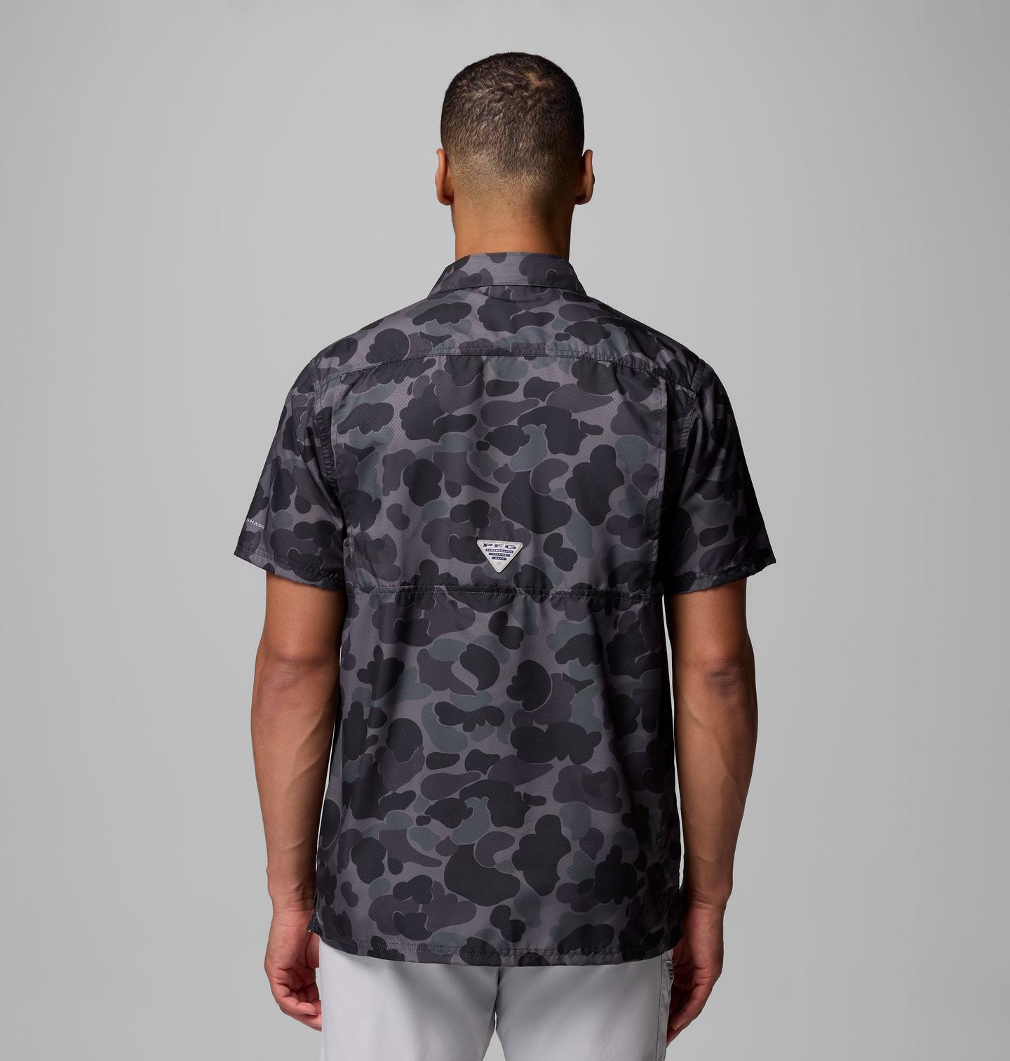 Мужская рубашка Columbia Collegiate PFG Super Slack Tide Shirt - Georgia, цвет: Чёрный камуфляжный — фото 3