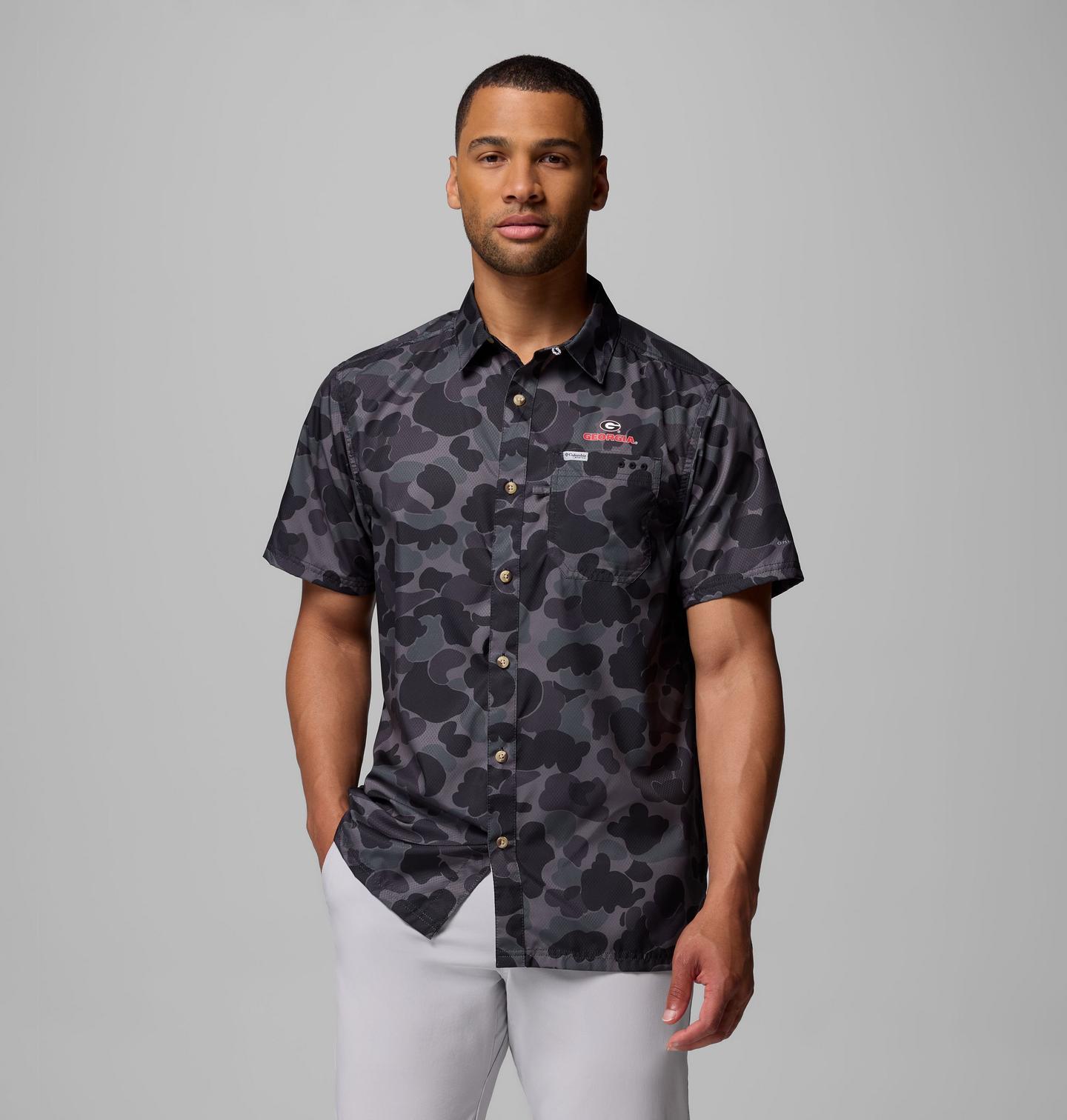 Мужская рубашка Columbia Collegiate PFG Super Slack Tide Shirt - Georgia, цвет: Чёрный камуфляжный — фото 1