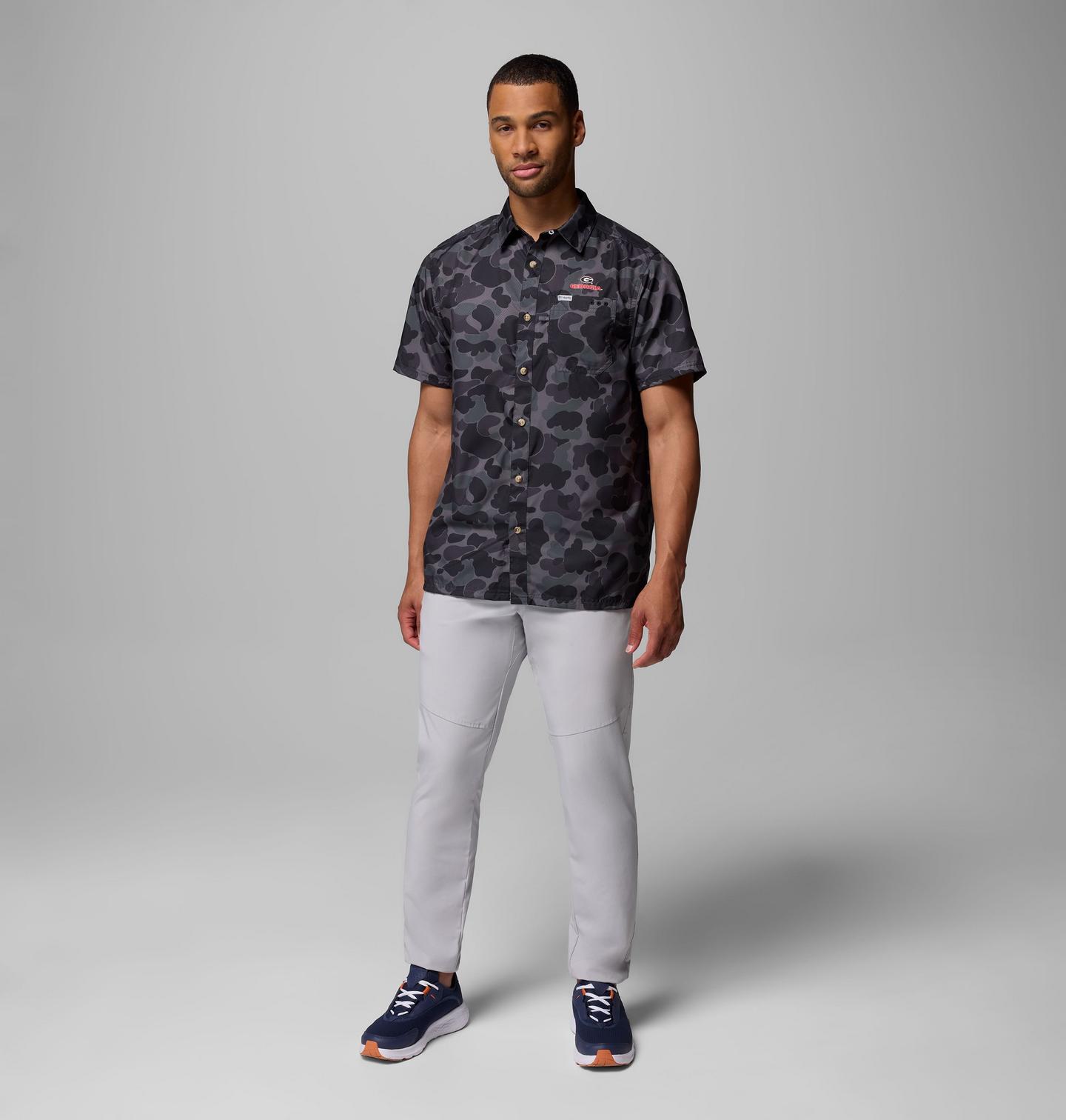 Мужская рубашка Columbia Collegiate PFG Super Slack Tide Shirt - Georgia, цвет: Чёрный камуфляжный — фото 2