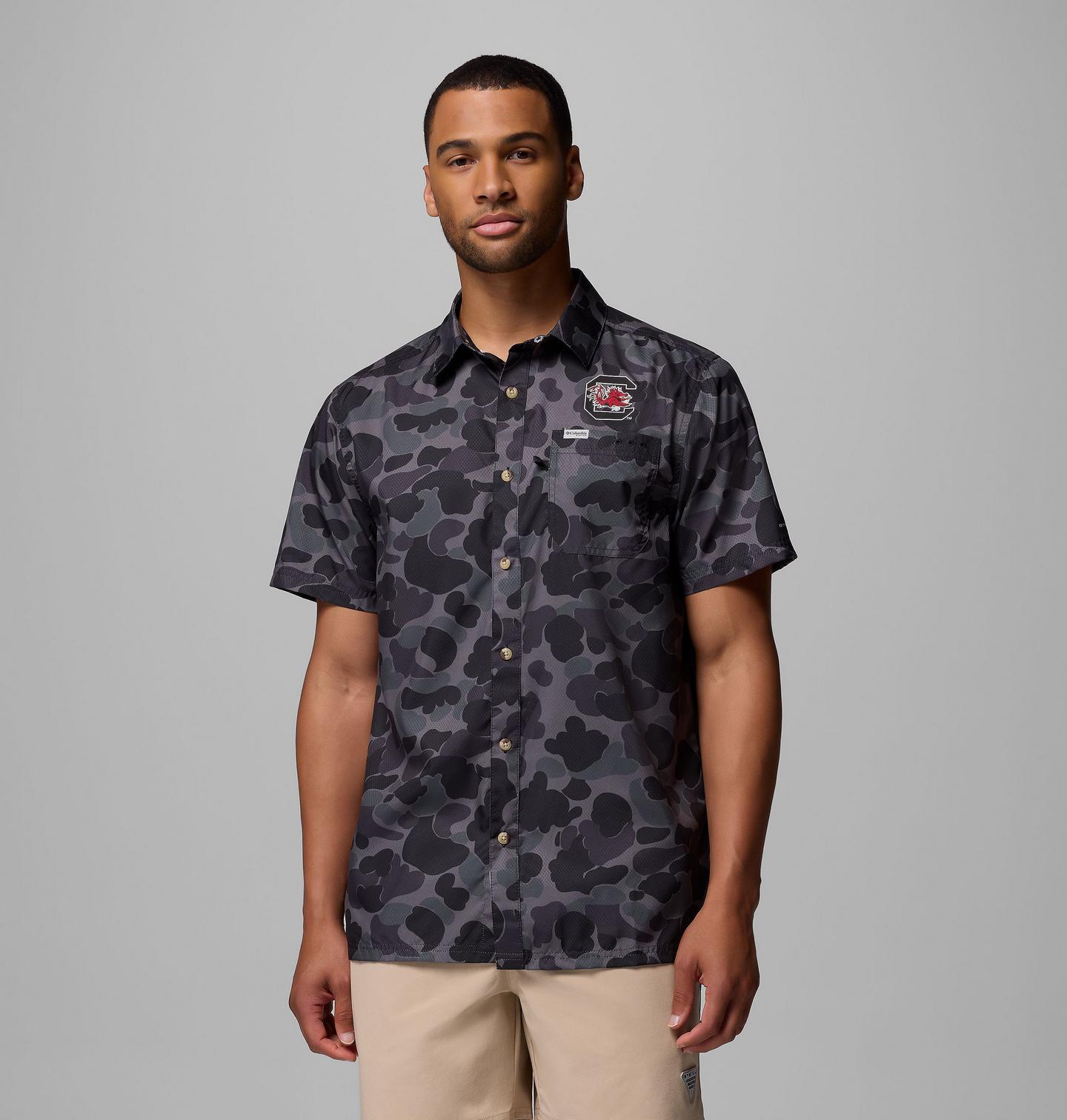 Мужская рубашка Columbia Collegiate Super Slack Tide Shirt - South Carolina, цвет: Чёрный камуфляжный — фото 1