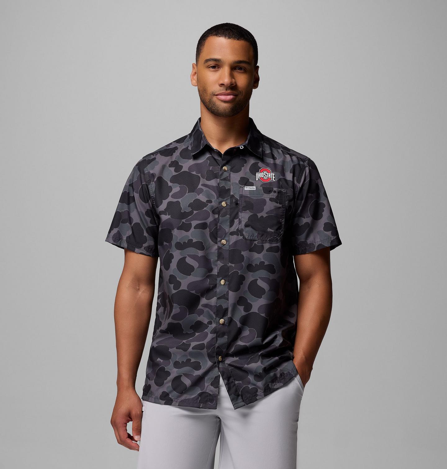 Мужская рубашка Columbia Collegiate PFG Super Slack Tide Shirt - Ohio State, цвет: Чёрный камуфляжный — фото 1
