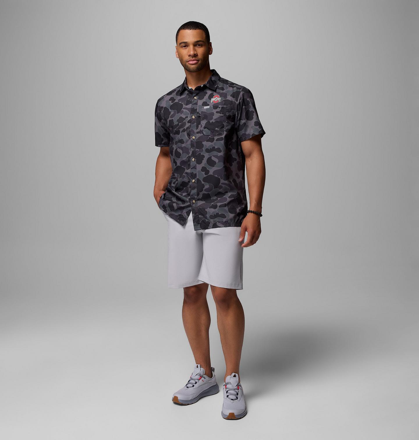 Мужская рубашка Columbia Collegiate PFG Super Slack Tide Shirt - Ohio State, цвет: Чёрный камуфляжный — фото 2