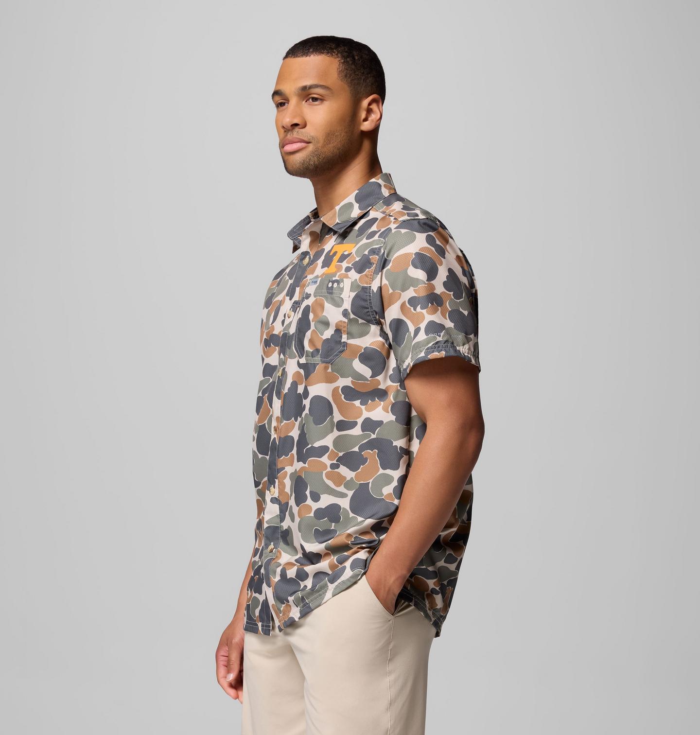 Мужская рубашка Columbia Collegiate PFG Super Slack Tide Shirt - Tennessee, цвет: Камуфляжный — фото 3