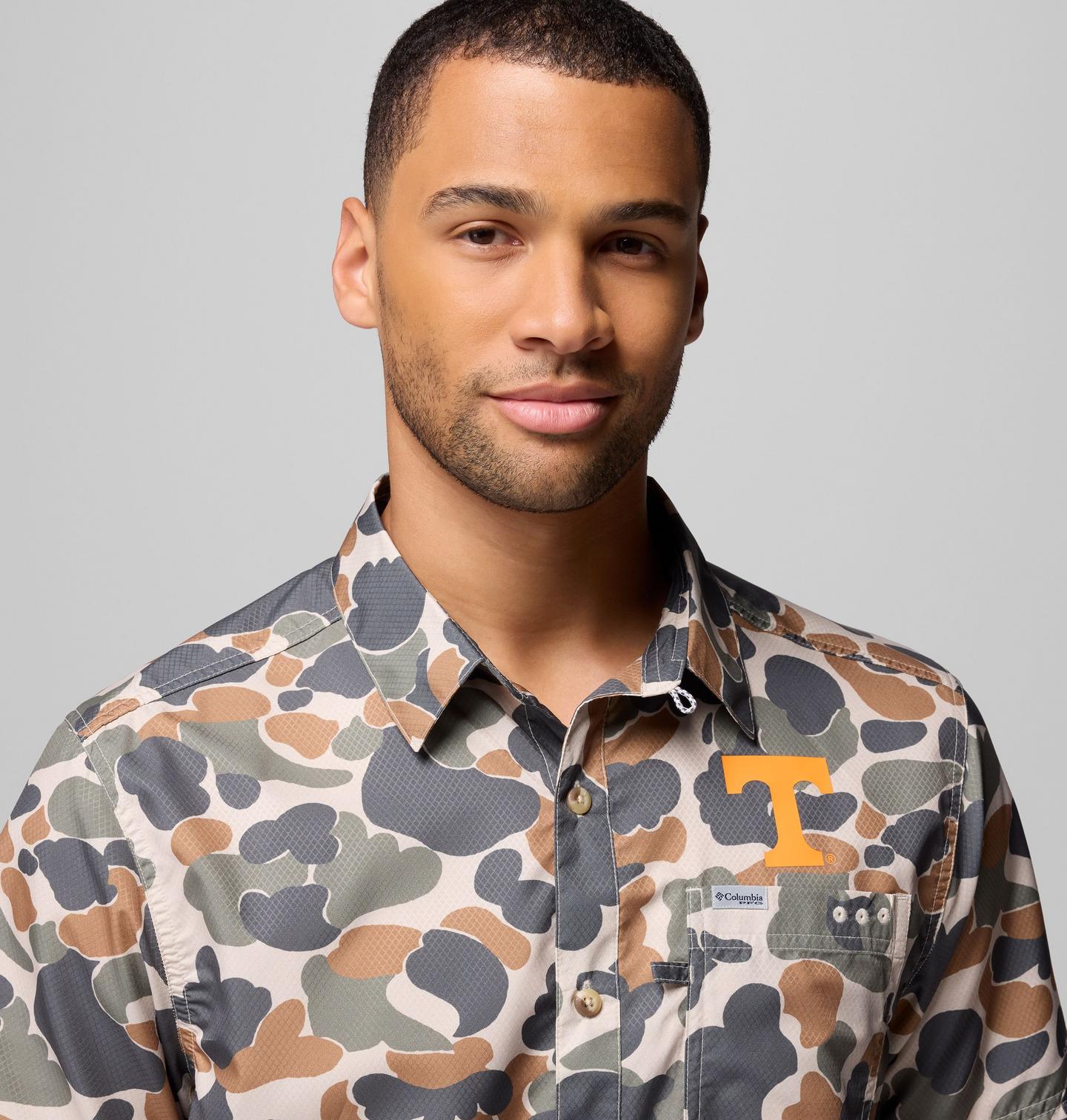 Мужская рубашка Columbia Collegiate PFG Super Slack Tide Shirt - Tennessee, цвет: Камуфляжный — фото 4