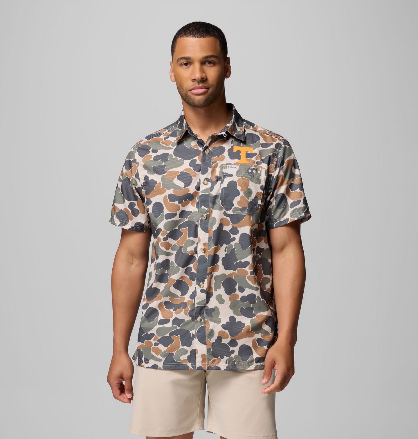Мужская рубашка Columbia Collegiate PFG Super Slack Tide Shirt - Tennessee, цвет: Камуфляжный — фото 1