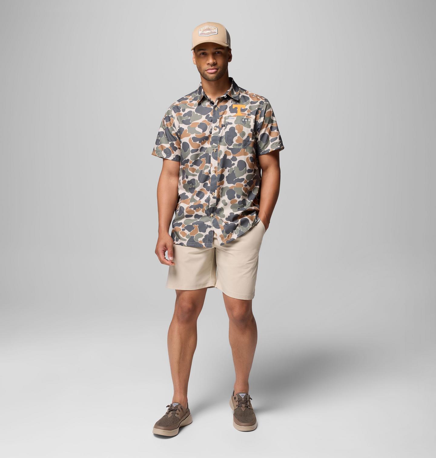 Мужская рубашка Columbia Collegiate PFG Super Slack Tide Shirt - Tennessee, цвет: Камуфляжный — фото 2