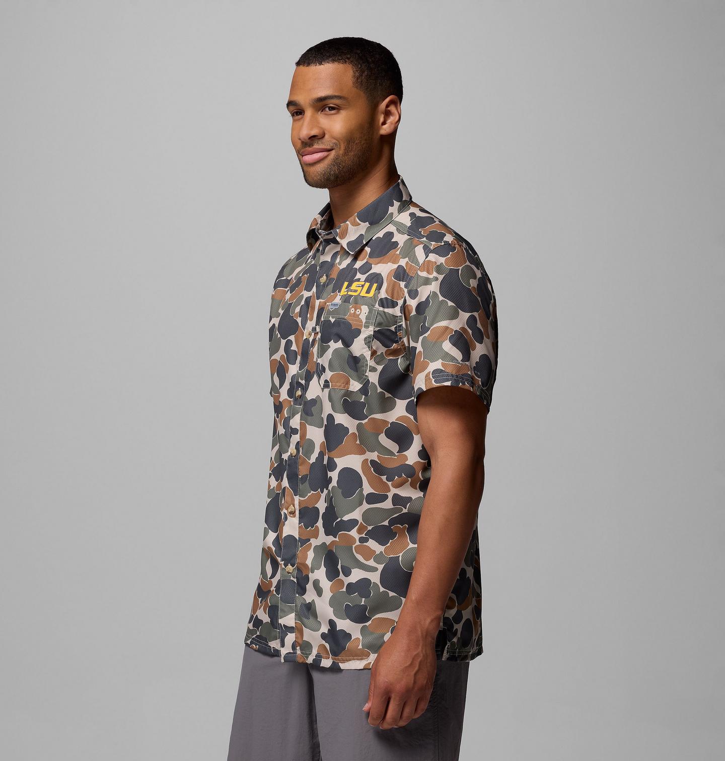 Мужская рубашка Columbia Collegiate PFG Super Slack Tide Shirt - LSU, цвет: Камуфляжный — фото 3