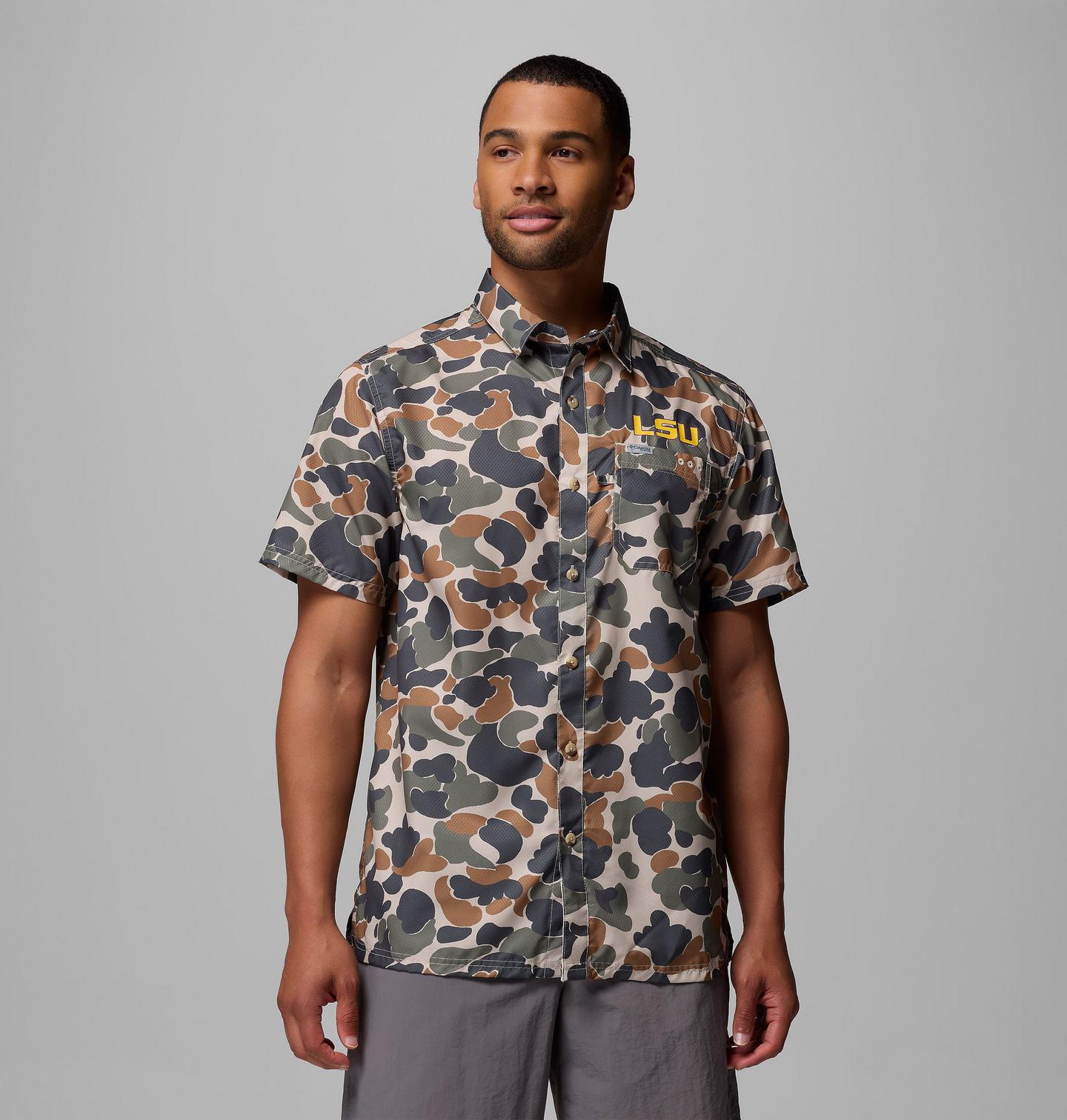 Мужская рубашка Columbia Collegiate PFG Super Slack Tide Shirt - LSU, цвет: Камуфляжный — фото 1