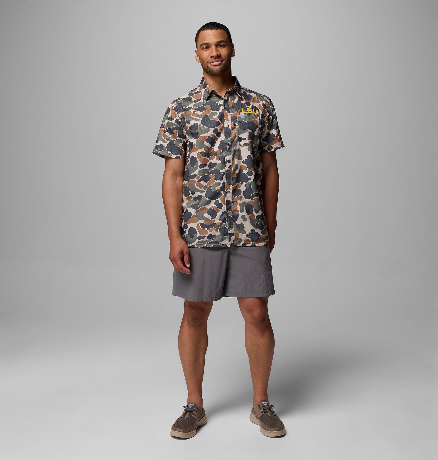 Мужская рубашка Columbia Collegiate PFG Super Slack Tide Shirt - LSU, цвет: Камуфляжный — фото 2