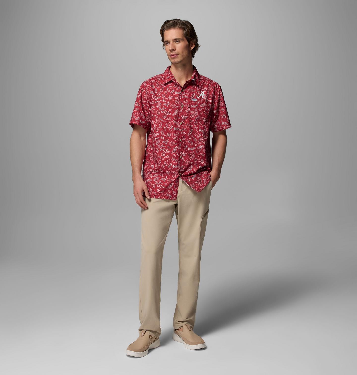 Мужская рубашка Columbia Collegiate PFG Super Slack Tide Shirt - Alabama, цвет: Красный бархатный с принтом — фото 2