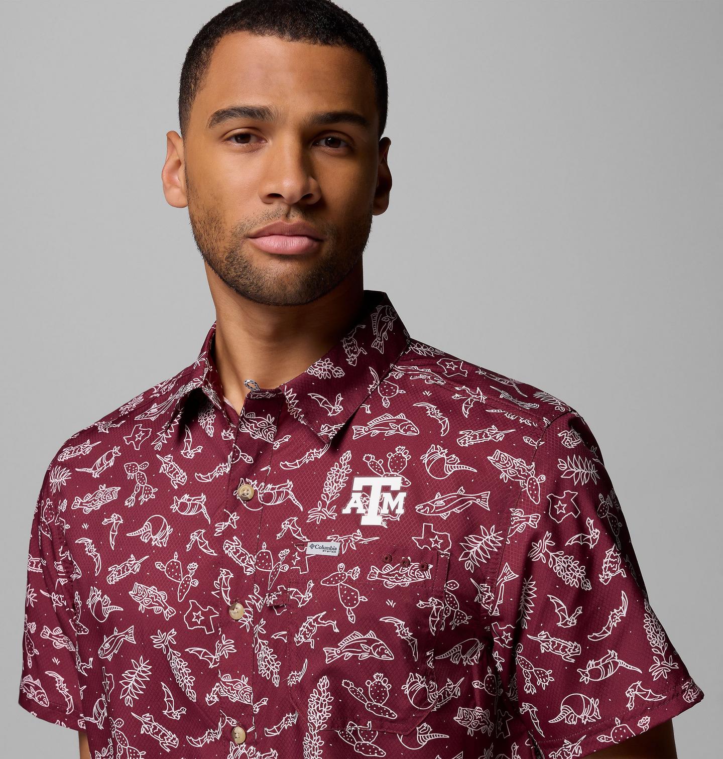 Мужская рубашка Columbia Collegiate PFG Super Slack Tide Shirt - Texas A&M, цвет: Тёмно-бордовый с принтом, вариант 2 — фото 4