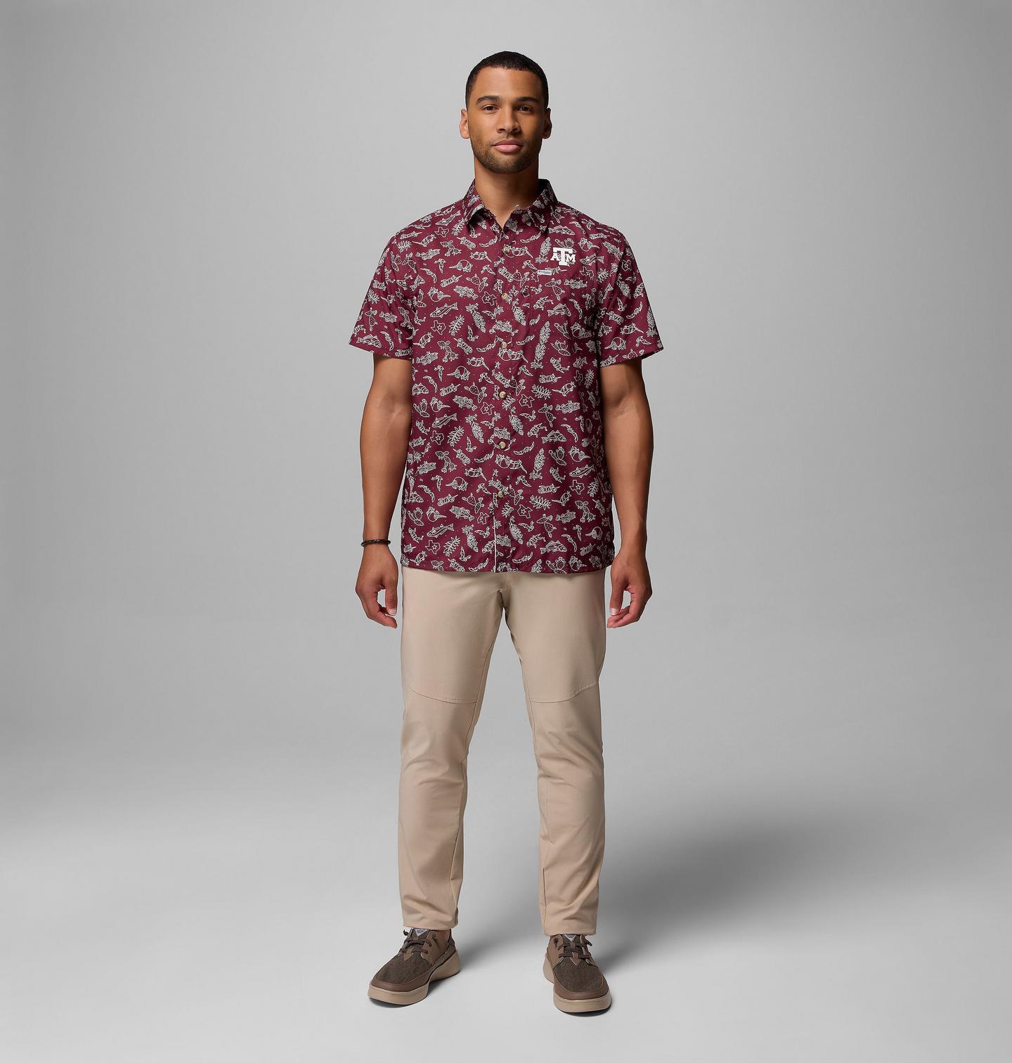 Мужская рубашка Columbia Collegiate PFG Super Slack Tide Shirt - Texas A&M, цвет: Тёмно-бордовый с принтом, вариант 2 — фото 2