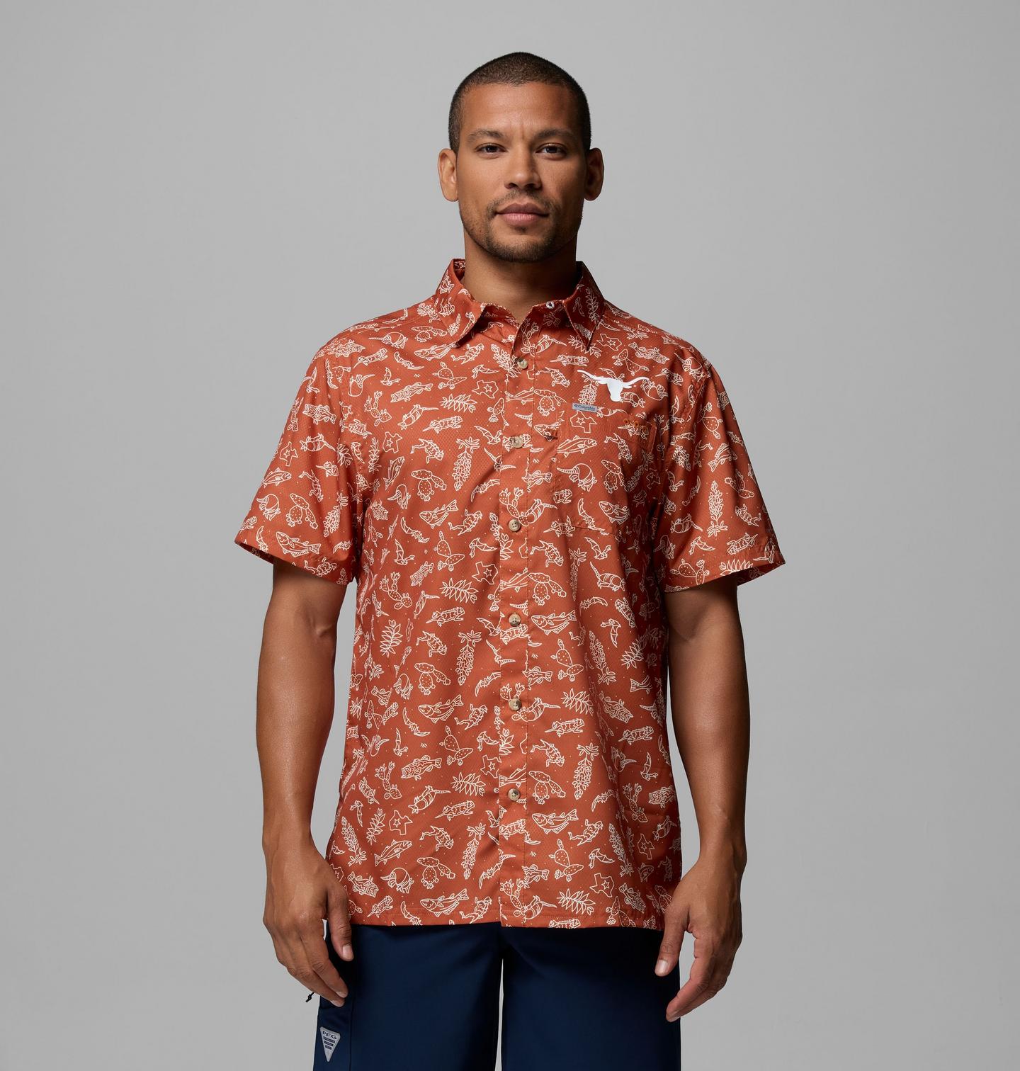 Мужская рубашка Columbia Collegiate PFG Super Slack Tide Shirt - Texas, цвет: Кедровый с принтом, вариант 3 — фото 1