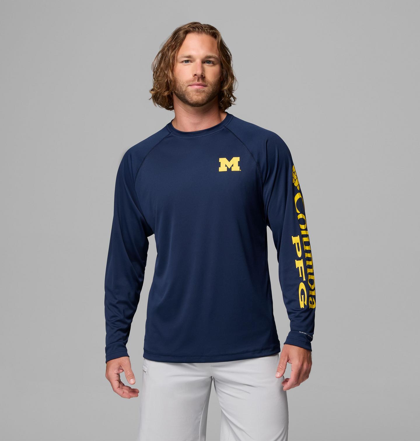 Мужская рубашка Columbia Collegiate PFG Terminal Tackle Long Sleeve Shirt - Michigan, цвет: Тёмно-синий / Жёлтый — фото 1