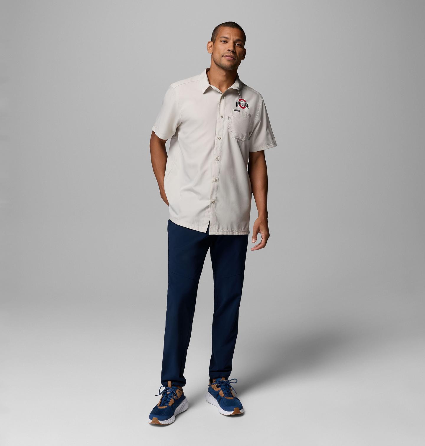 Мужская рубашка Columbia Collegiate PFG Slack Tide Camp Shirt - Ohio State, цвет: Серо-бежевый — фото 2