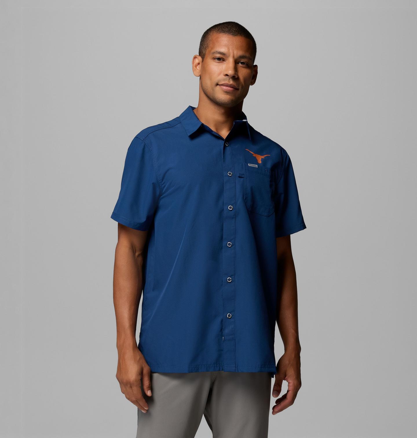 Мужская рубашка Columbia Collegiate PFG Slack Tide Camp Shirt - Texas, цвет: Карбоновый — фото 1