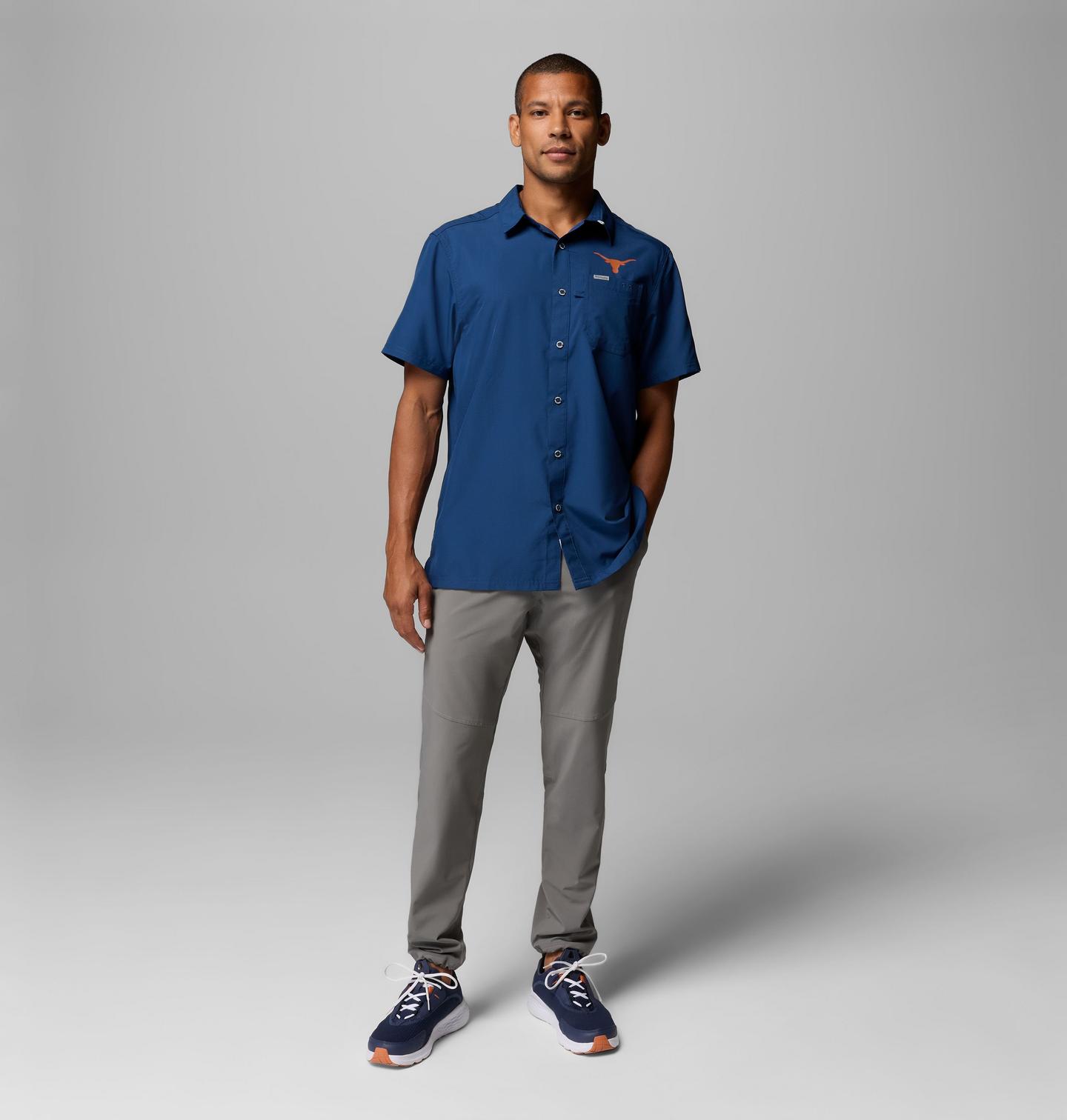 Мужская рубашка Columbia Collegiate PFG Slack Tide Camp Shirt - Texas, цвет: Карбоновый — фото 2