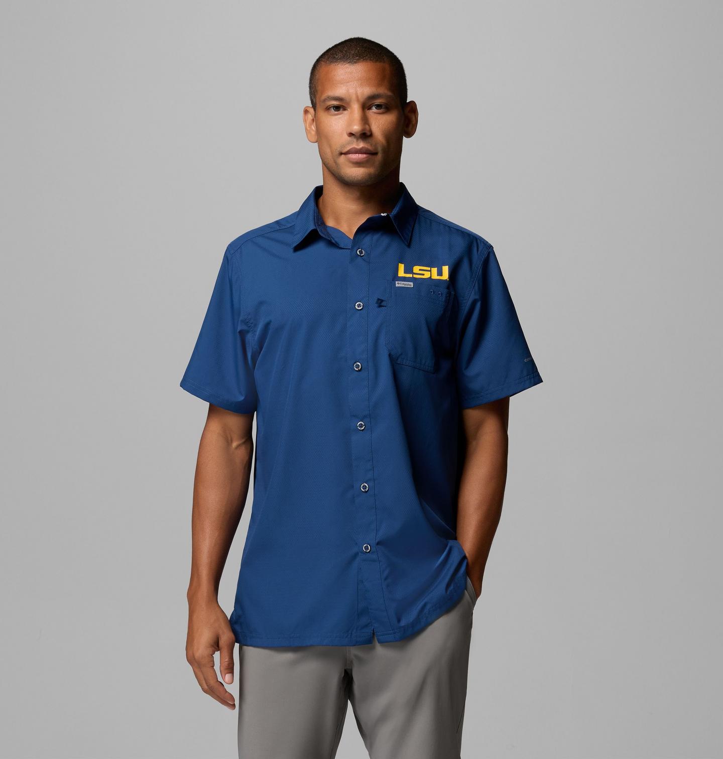 Мужская рубашка Columbia Collegiate PFG Slack Tide Camp Shirt - LSU, цвет: Карбоновый — фото 1
