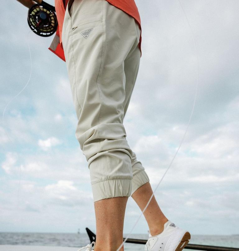 Pantalones elásticos PFG Uncharted para mujer, Color: Dark Stone, image 9