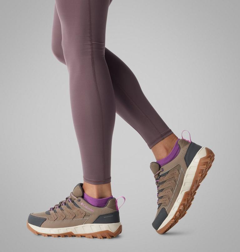 Zapatillas impermeables para caminar Strata Trail para mujer, Color: Wet Sand, Berry Patch, image 10