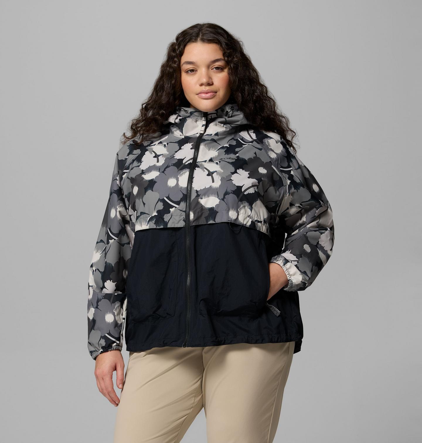 Женская куртка Columbia Spire Valley Printed Windbreaker - Plus Size, цвет: Чёрный, вариант 1 — фото 1