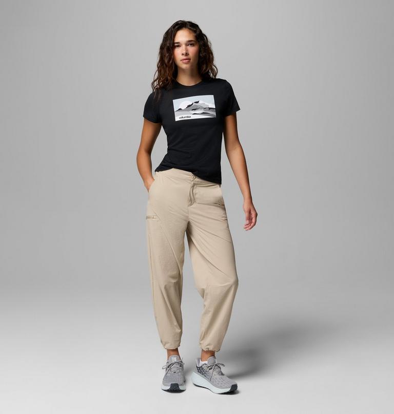 Camiseta ajustada con estampado Ruby Springs para mujer, Color: Black Moonlit Hillscape, image 2