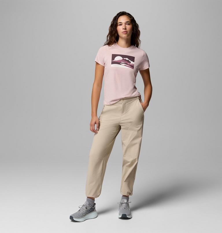 Camiseta ajustada con estampado Ruby Springs para mujer, Color: Mineral Pink Moonlit Hillscape, image 2