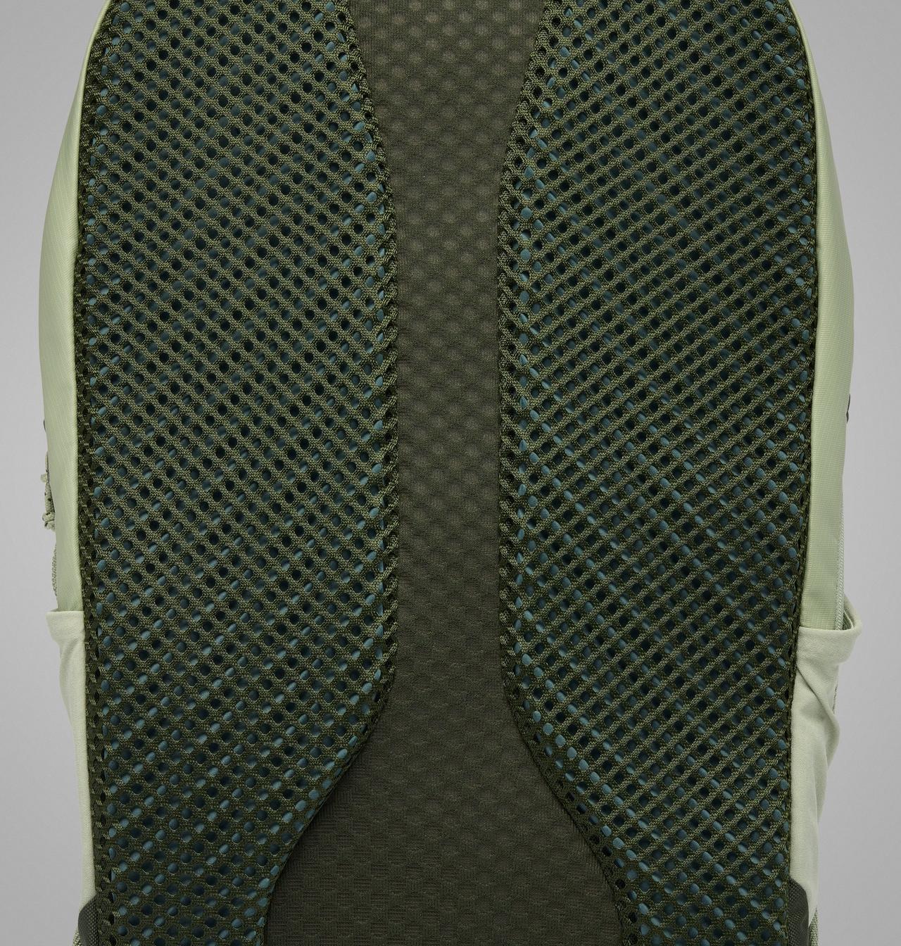 Blackcomb Ridge™ 18L Backpack 15