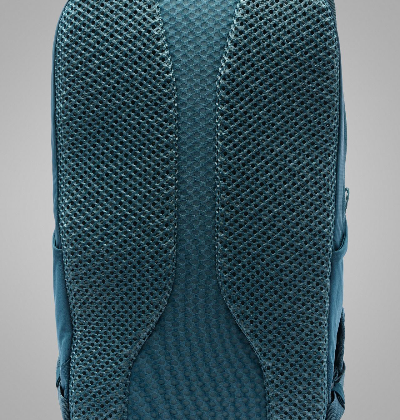 Blackcomb Ridge™ 18L Backpack 9