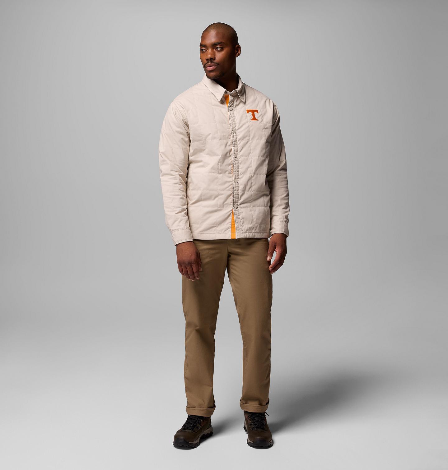 Мужская куртка Columbia Collegiate Campus Roam Quilted Shirt Jacket - Tennessee, цвет: Серо-бежевый — фото 2