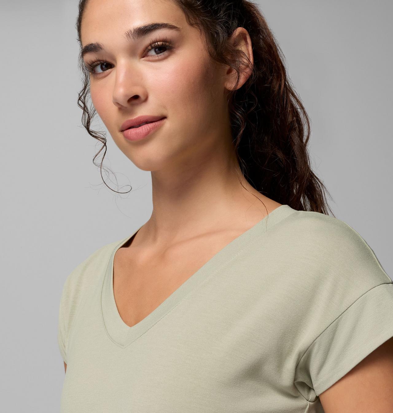 Women's Daniela Falls V-Neck Short Sleeve T-Shirt | 348 | M 5