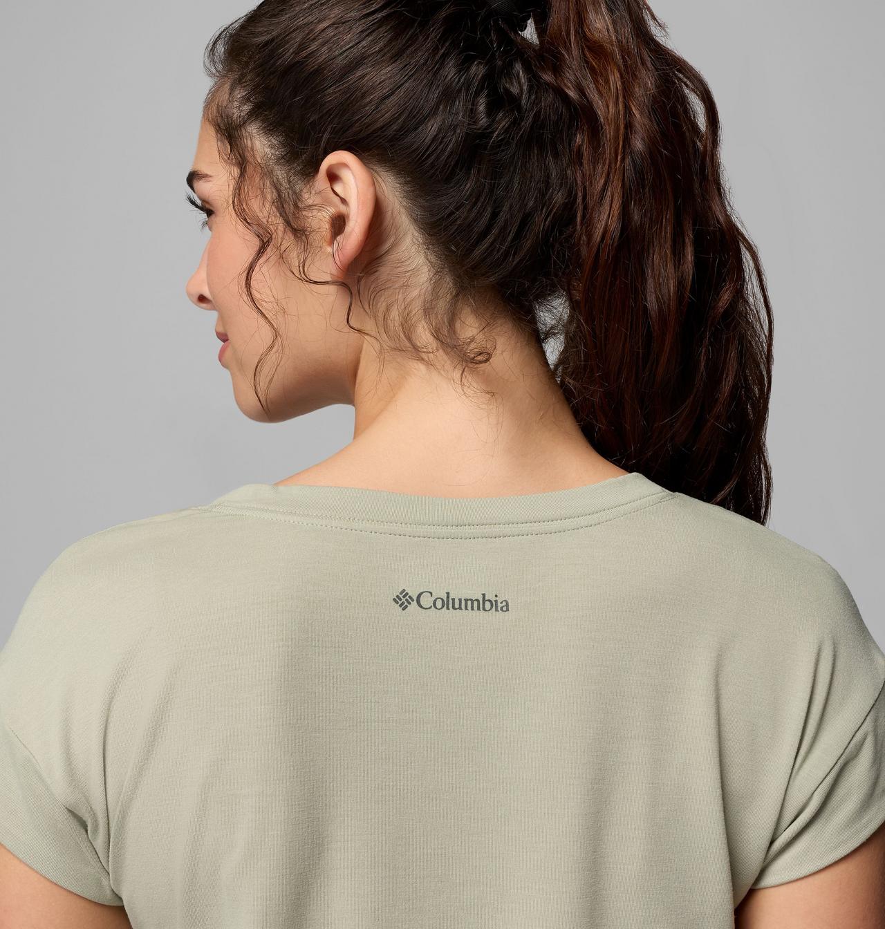 Women's Daniela Falls V-Neck Short Sleeve T-Shirt | 348 | M 6