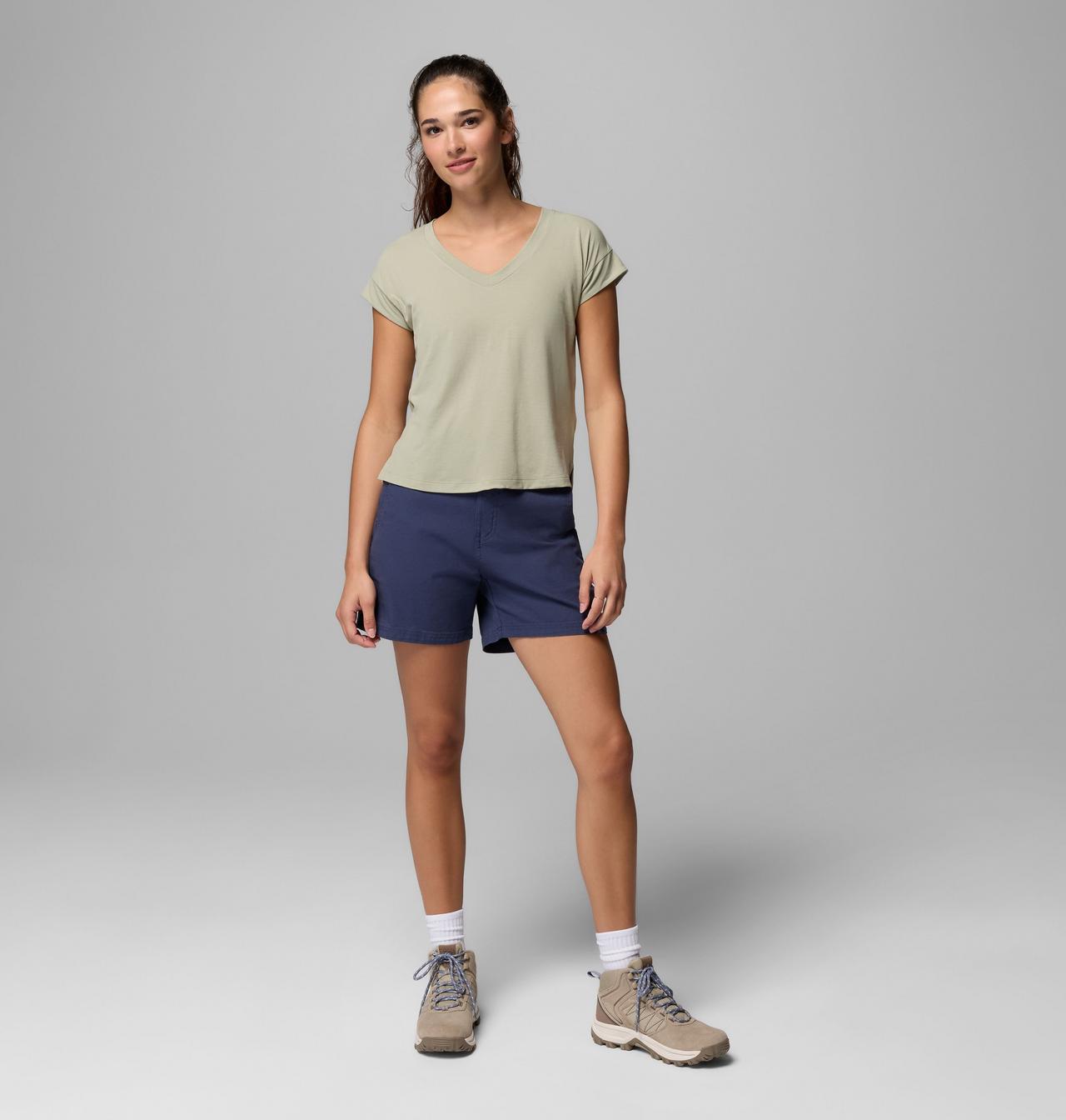 Women's Daniela Falls V-Neck Short Sleeve T-Shirt | 348 | M 2