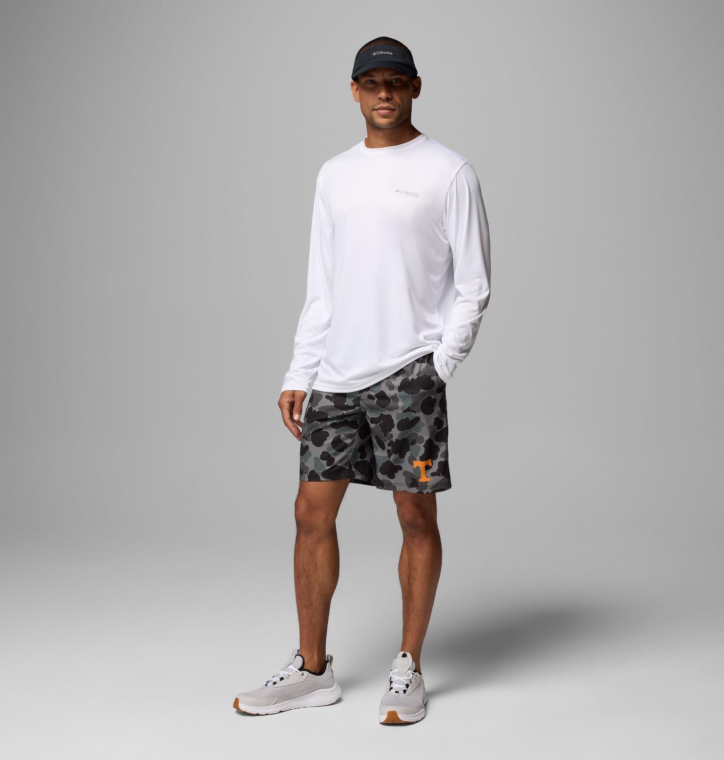 Мужские шорты Columbia Collegiate PFG Rambler Printed Shorts - Tennessee, цвет: Чёрный камуфляжный — фото 2
