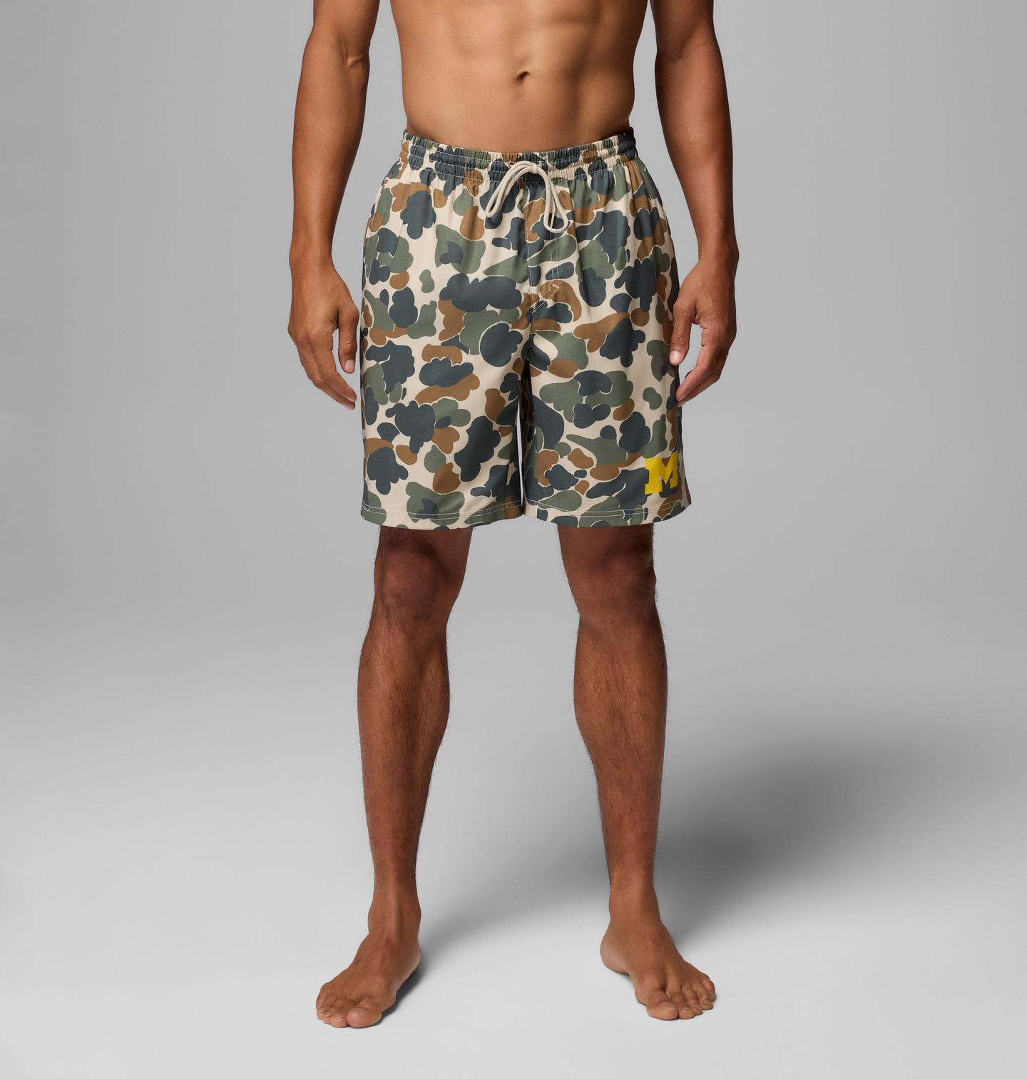 Мужские шорты Columbia Collegiate PFG Rambler Printed Shorts - Michigan, цвет: Камуфляжный — фото 1