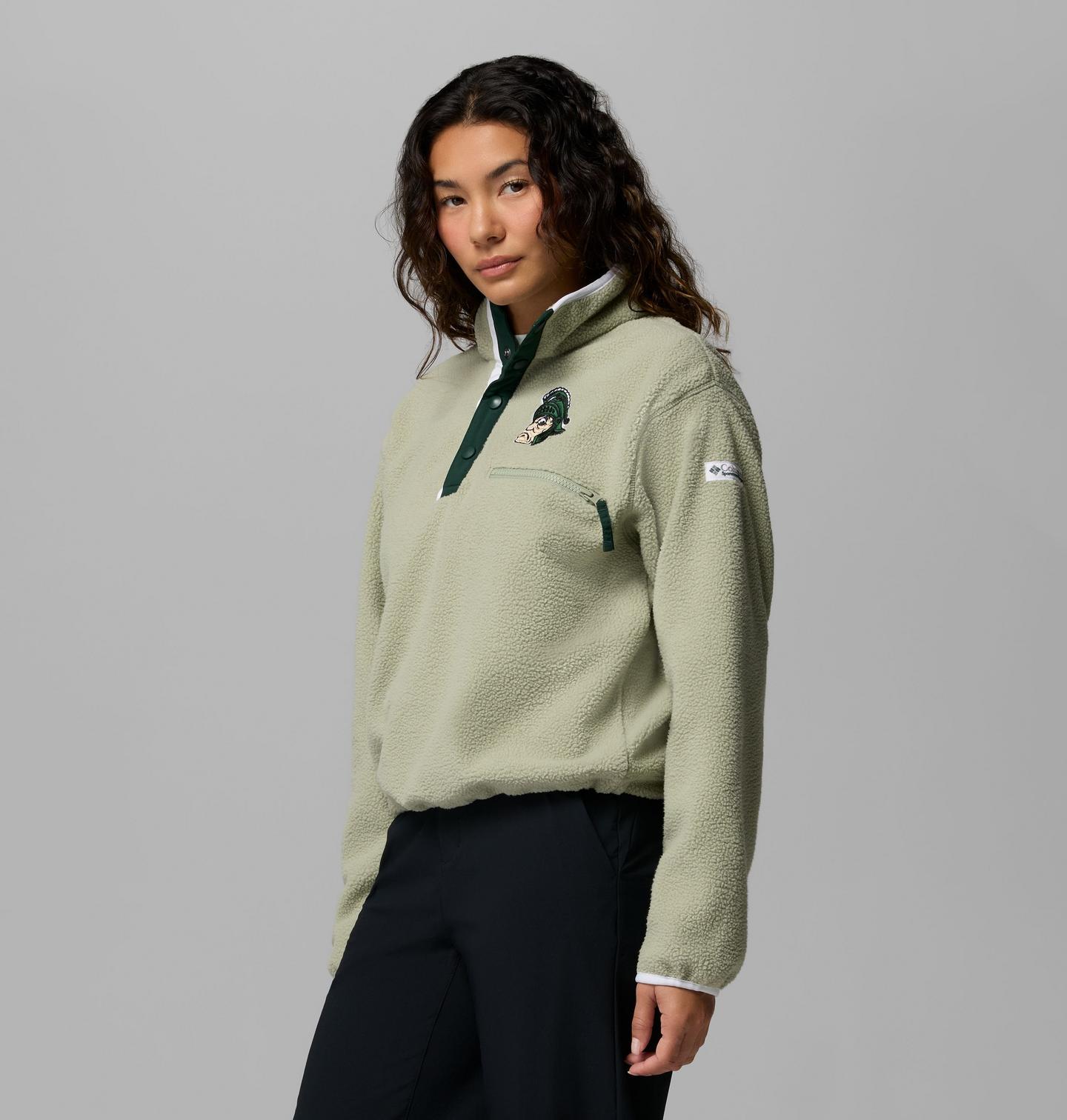 Женская укороченная флисовая кофта Columbia Collegiate Helvetia, Michigan State, цвет: Песочный — фото 4