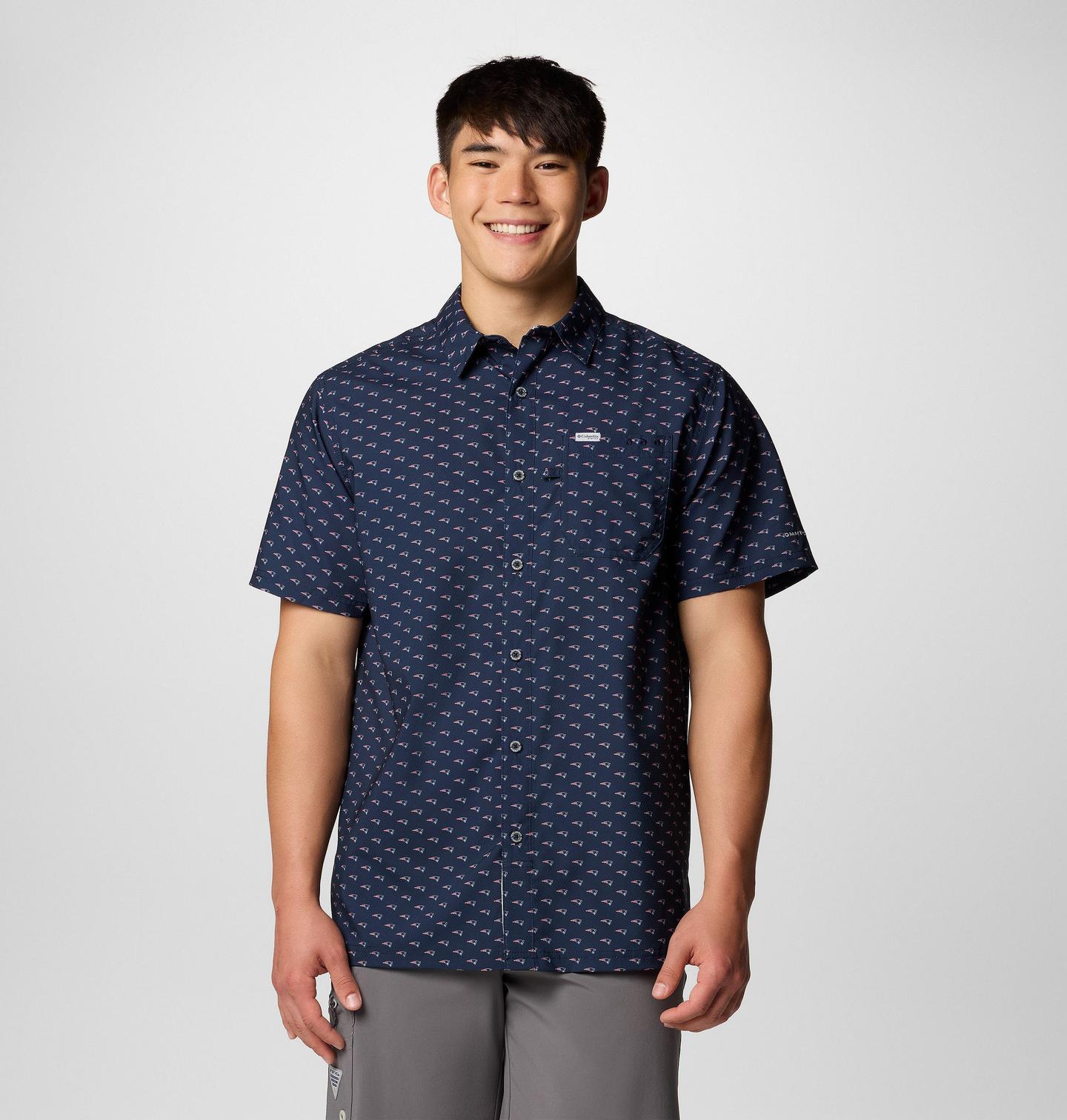 Мужская рубашка Columbia PFG Super Slack Tide Short Sleeve Shirt - New England Patriots, цвет: Тёмно-синий — фото 1