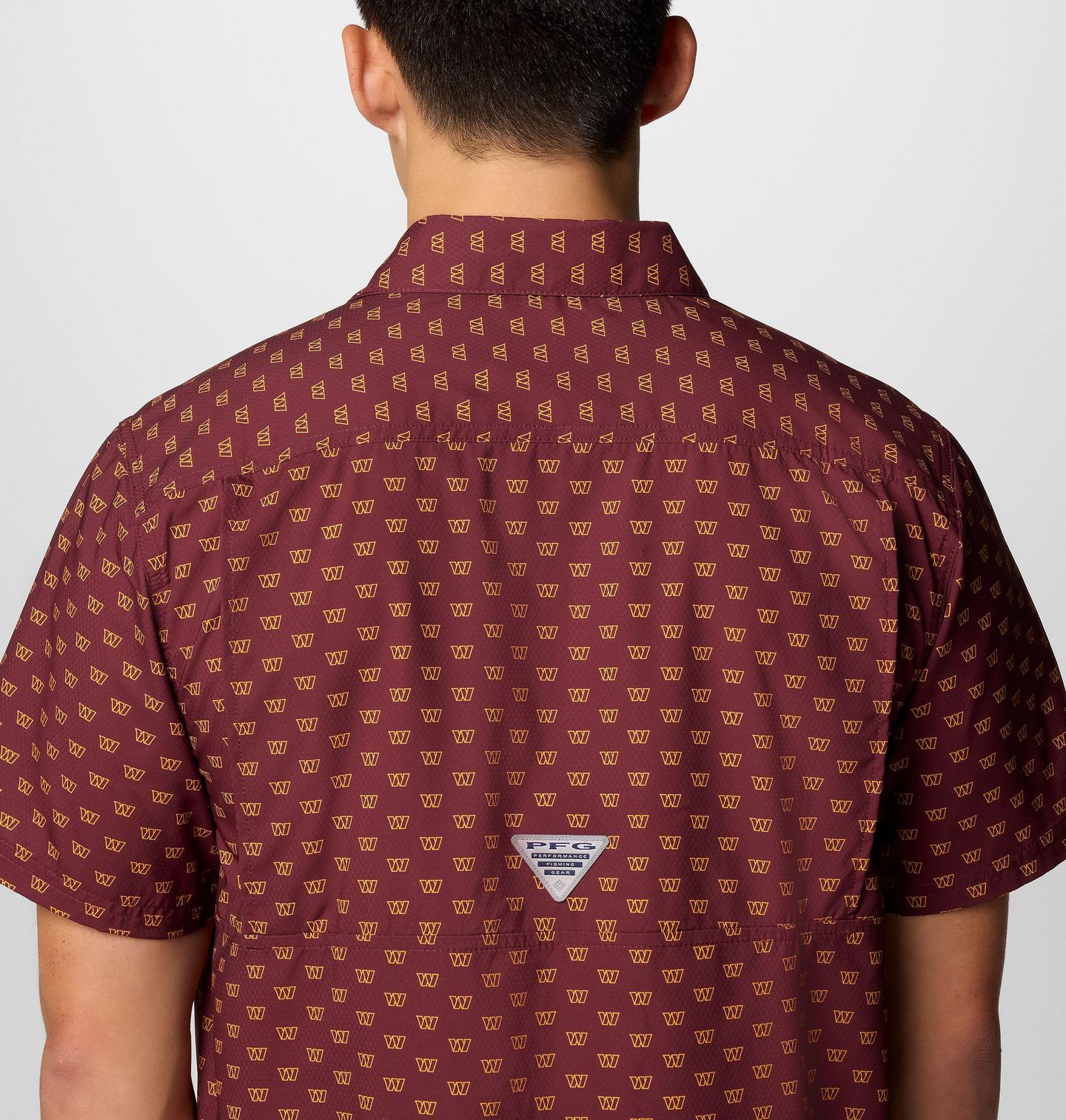 Мужская рубашка Columbia PFG Super Slack Tide Short Sleeve Shirt - Washington Commanders, цвет: Глубокий тёмно-бордовый — фото 4