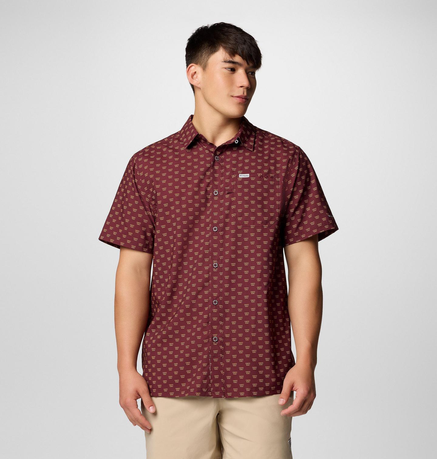 Мужская рубашка Columbia PFG Super Slack Tide Short Sleeve Shirt - Washington Commanders, цвет: Глубокий тёмно-бордовый — фото 1