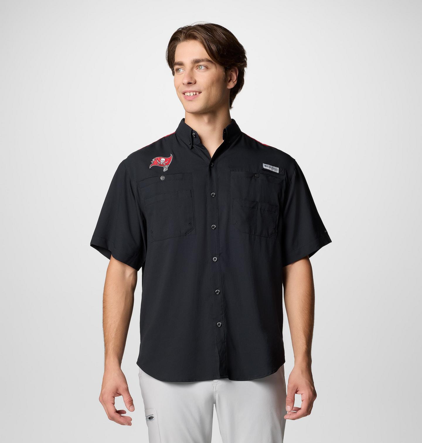 Мужская рубашка Columbia PFG Tamiami Colorblocked Short Sleeve Shirt - Tampa Bay Buccaneers, цвет: Чёрный / Красный — фото 1