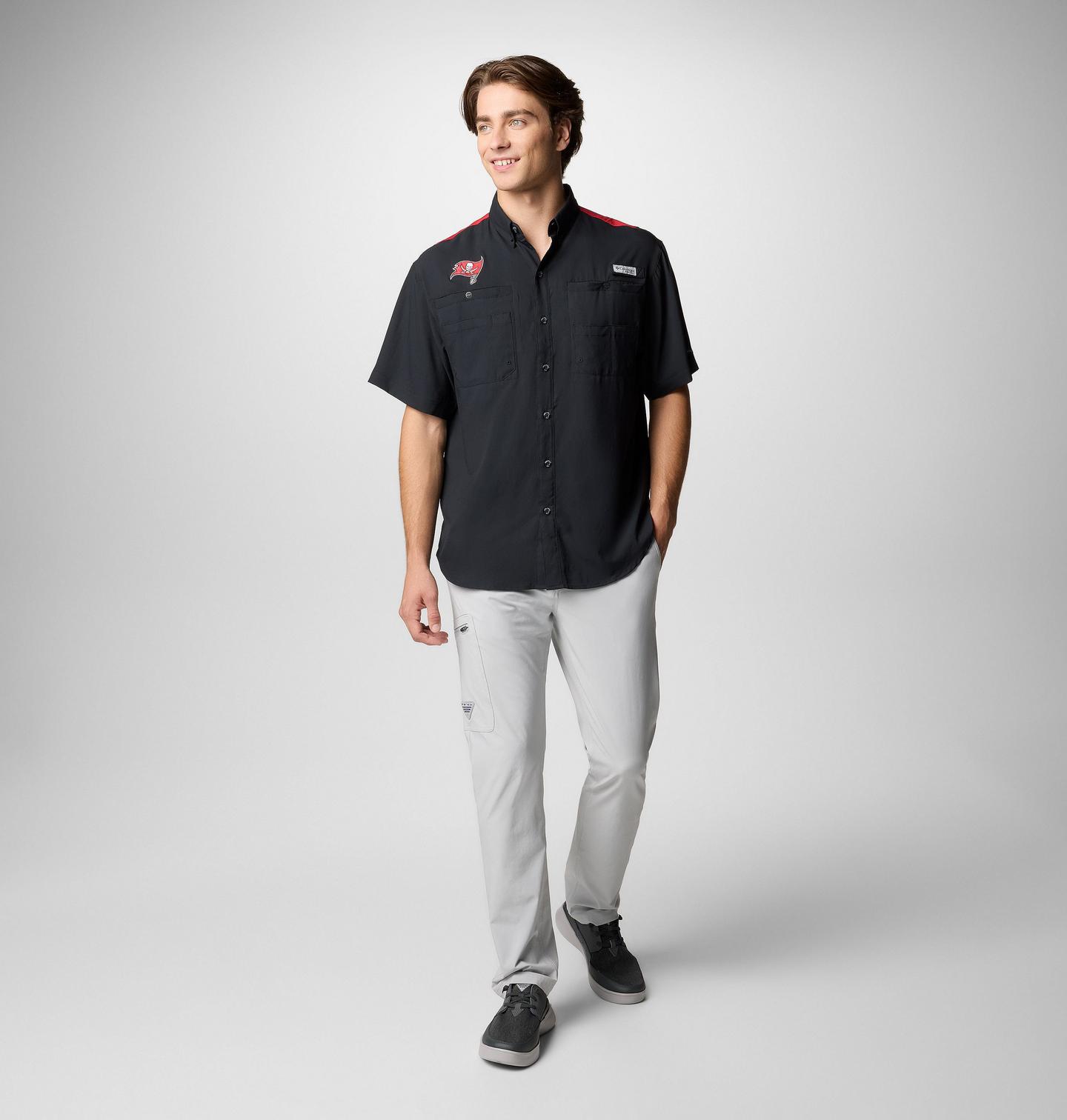 Мужская рубашка Columbia PFG Tamiami Colorblocked Short Sleeve Shirt - Tampa Bay Buccaneers, цвет: Чёрный / Красный — фото 2
