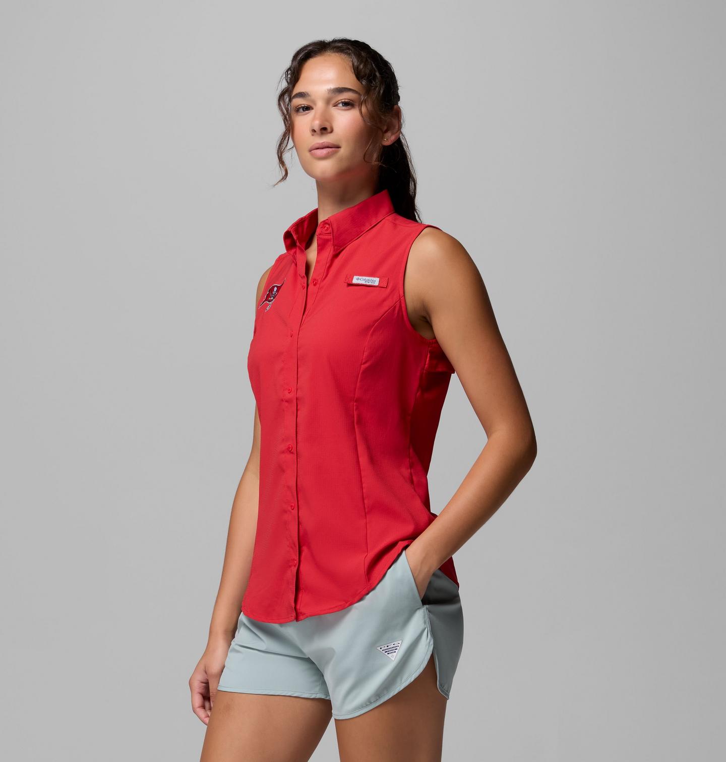 Женская рубашка Columbia PFG Tamiami Sleeveless Shirt - Tampa Bay Buccaneers, цвет: Красный — фото 4