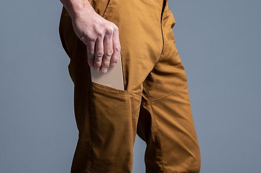 Front secure pocket at right thigh