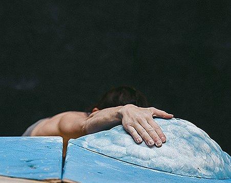 Kyra's hand holding on to the wall