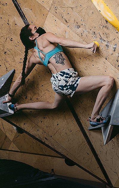 Kyra bouldering