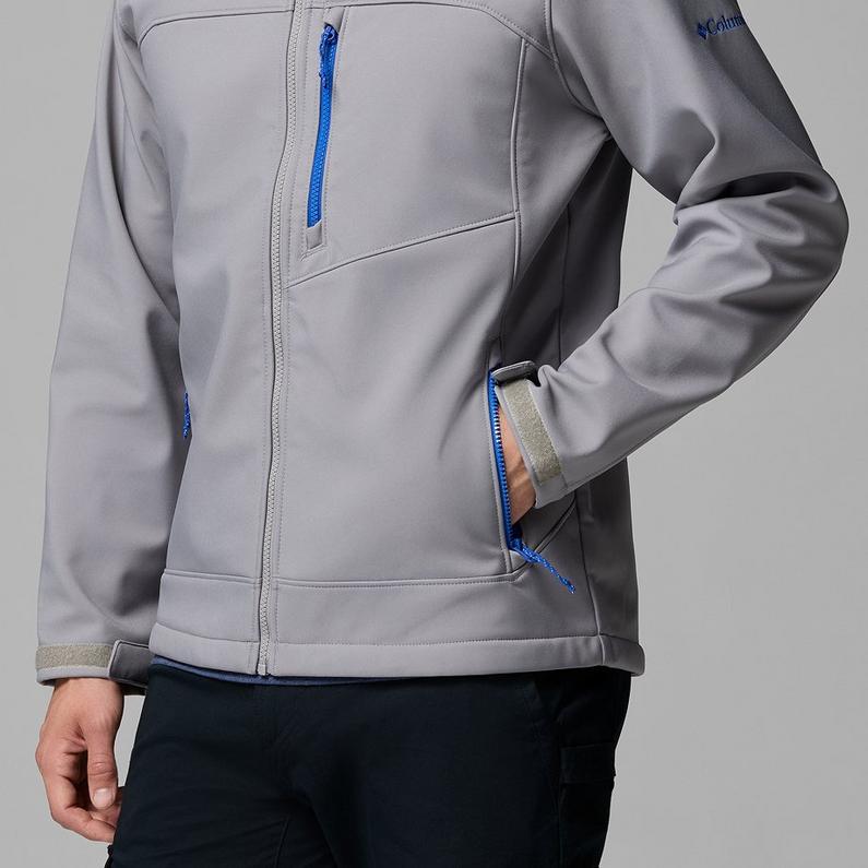 Model with hand in pocket. 