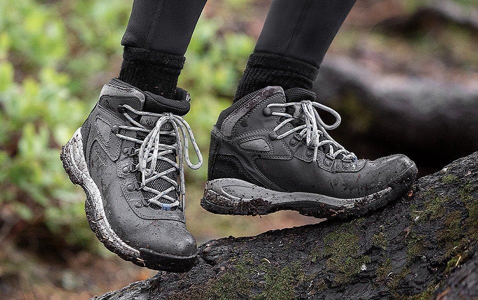 Bottes de randonnée Columbia Sportswear couvertes de boue.