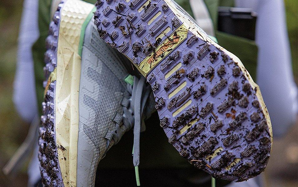 Les traces boueuses d’une paire de chaussures de randonnée Columbia Sportswear.