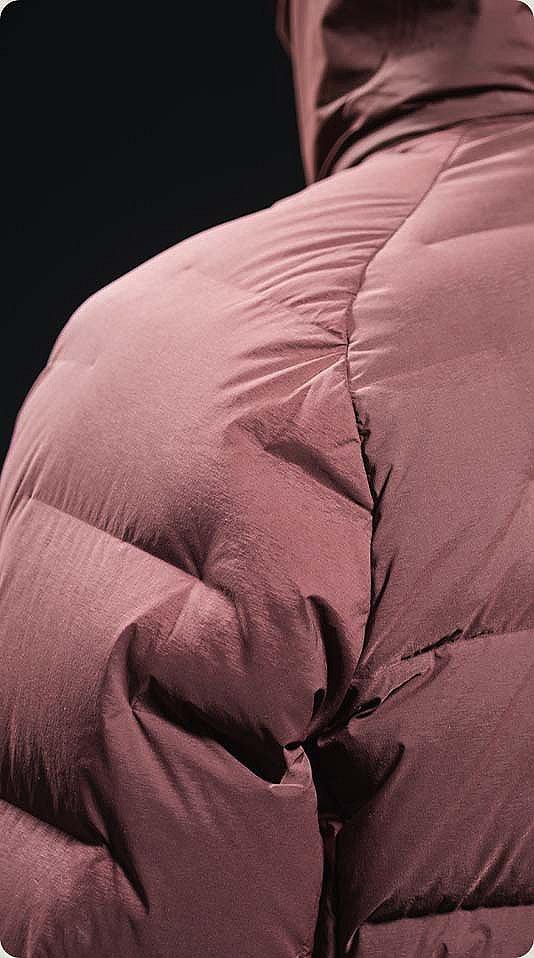 detail shots of the Men’s Stretchdown™ Parka